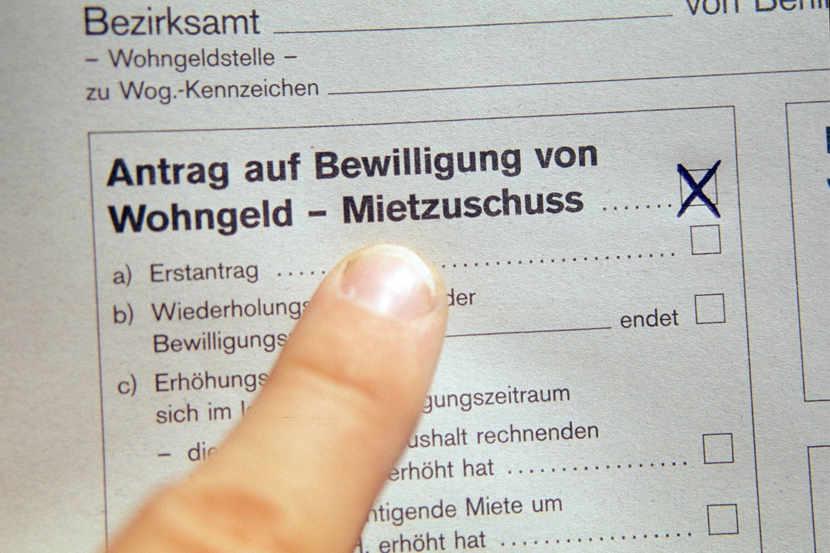 Bildnummer: 50317248 Datum: 19.06.2003 Copyright: imago/Steinach
Wohngeldantrag - Formular, Körperteile, Objekte, Symbolfoto; 2003, Mietzuschuss, ankreuzen, ausfüllen, Kreuzchen, Formulare, Antrag, An ...