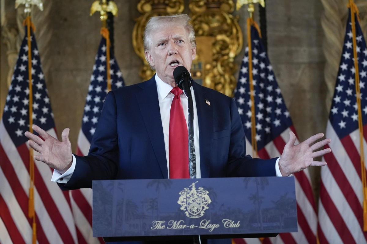 08.08.2024, USA, Palm Beach: Der republikanische Präsidentschaftskandidat und ehemalige US-Präsident Donald Trump spricht in seinem Anwesen Mar-a-Lago zu Reportern. Foto: Alex Brandon/AP/dpa +++ dpa-B ...