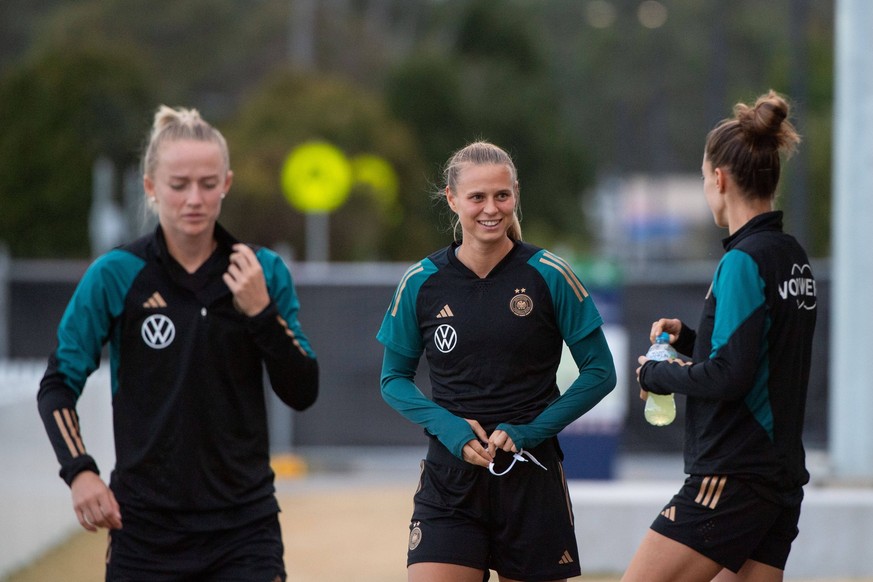 Klara Buehl Deutschland, 19 mit Lea Schueller Deutschland, 07, Felicitas Rauch Deutschland, 17, AUS, Training DFB Frauen Nationalmannschaft, Deutschland, FIFA Frauen Fussball Weltmeisterschaft Austral ...