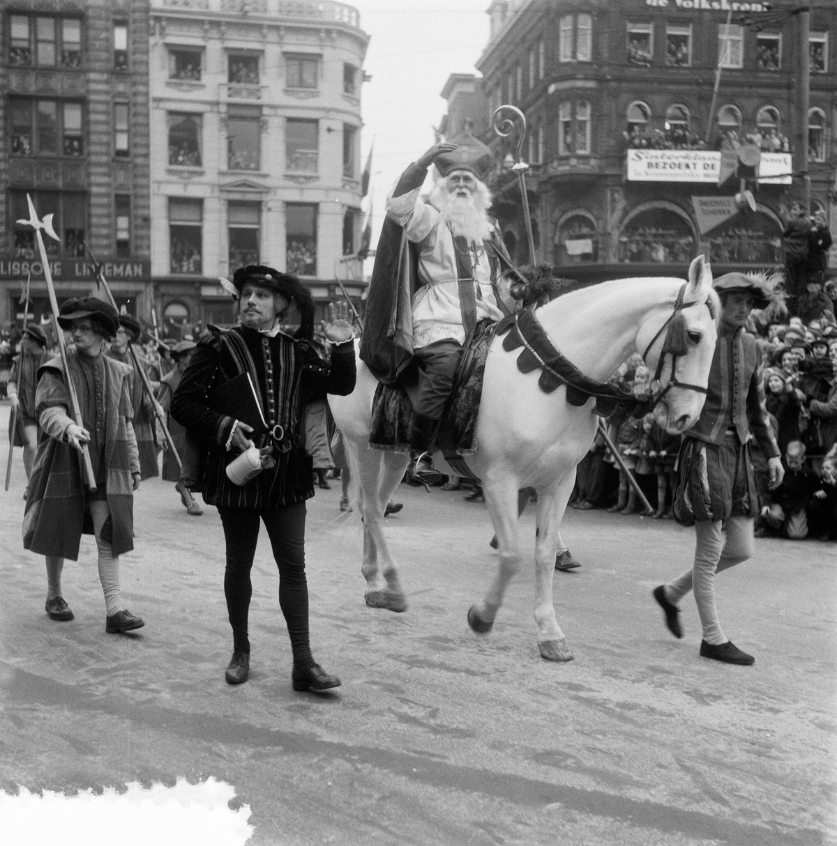 Anefo photo collection. Sinterklaas entry in Amsterdam. November 21, 1953. Amsterdam, Noord-Holland Copyright: xpiemagsx pienatarchpart72010201-14418 ACHTUNG AUFNAHMEDATUM GESCHÄTZT