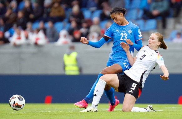 12.07.2024, Island, Reykjavik: Fu�ball, Frauen, EM-Qualifikation, Island - Deutschland, Liga A, Gruppe 4, Spieltag 5. Sveindis Jane Jonsdottir (l) aus Island gegen Sjoeke N�sken aus Deutschland. Foto: ...