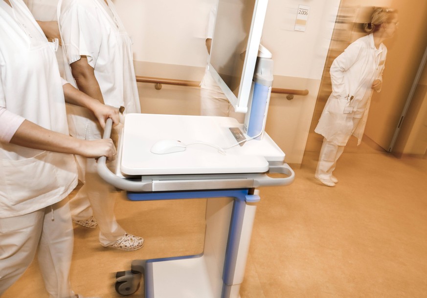 Pflegekraefte im Krankenhaus Symbolbild - Krankenschwestern und Pflegekraefte laufen mit der digitalen Patientenakte ueber einen Gang in der neu eroeffneten ARONA Klinik in Berlin Marzahn, am 25.01.20 ...