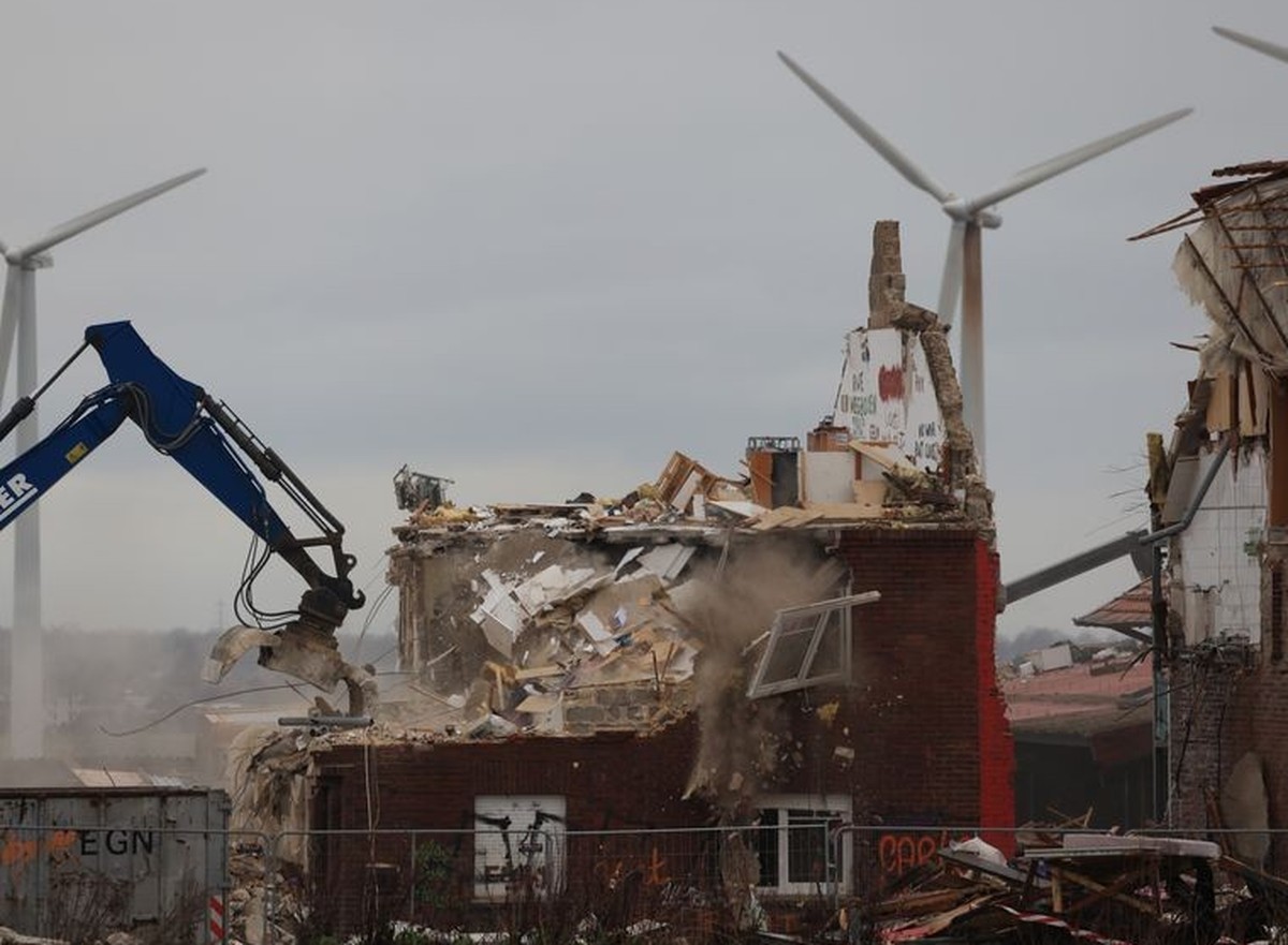 16.01.2023, Nordrhein-Westfalen, Erkelenz: Abrissarbeiten nach der Räumung in Lützerath. Der Energiekonzern RWE will die unter Lützerath liegende Kohle abbaggern - dafür wird der Weiler auf dem Gebiet ...