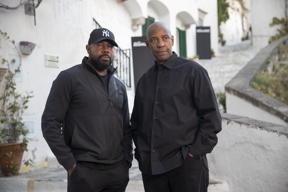 Le réalisateur Antoine Fuqua, à gauche, et Denzel Washington posent pour les photographes lors d'un photocall sur le tournage du film "Égaliseur 3" à Atrani, dans le sud de l'Italie, le mercredi 19 octobre 2022. (AP Ph ...