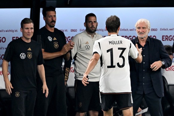 12.09.2023, Nordrhein-Westfalen, Dortmund: Fußball: Länderspiele, Deutschland - Frankreich, Signal Iduna Park. Deutschlands Thomas Müller (M) wird nach seiner Auswechslung von Interims-Teamchef Rudi V ...