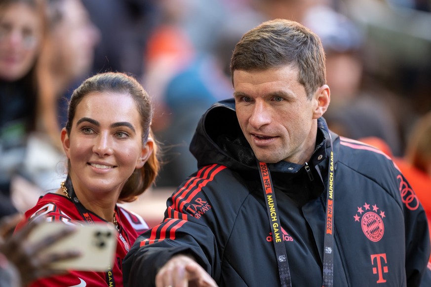 MÜNCHEN, DEUTSCHLAND - 13. NOVEMBER: Thomas Müller vom FC Bayern München und seine Frau Lisa Müller schauen vor dem Anpfiff des NFL-Spiels zwischen den Seattle Seahawks und den Tampa Bay Buccaneers in der Allianz Arena zu...