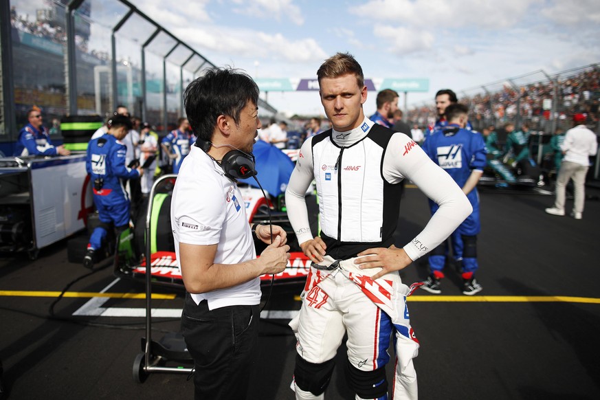 Mick Schumacher (r.) mit Haas-Chefingenieur Ayao Komatsu.