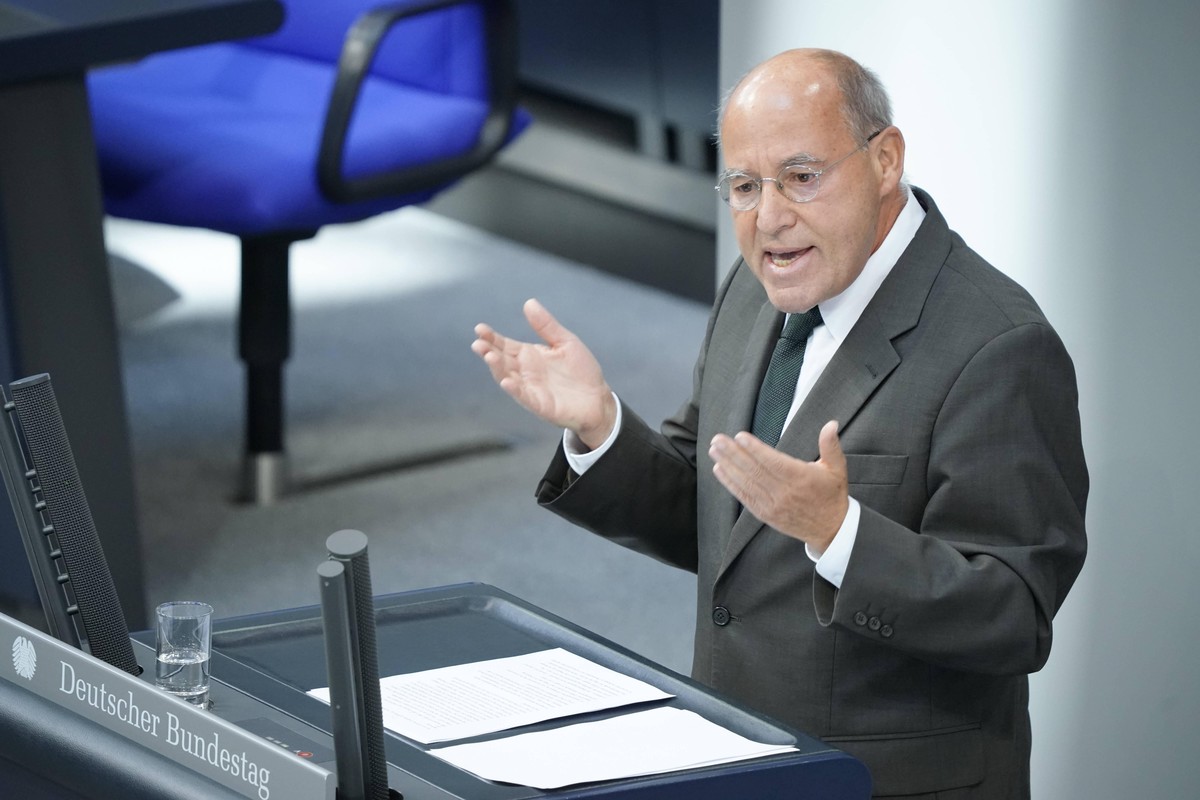 Gysi war langjähriger Fraktionsvorsitzender der Linkspartei und vor dem 3. Oktober 1990 letzter Vorsitzender der ehemaligen DDR-Staatspartei SED-PDS.