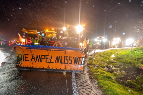 Leisnig - Bauern sperren sachsenweit Auffahrten zur Autobahn: Protest gegen die Politik der Ampel-Regierung 21.12.2023 gegen 6.45 Uhr Leisnig, Auffahrten zur A14 Erneut protestieren sächsische Landwir ...