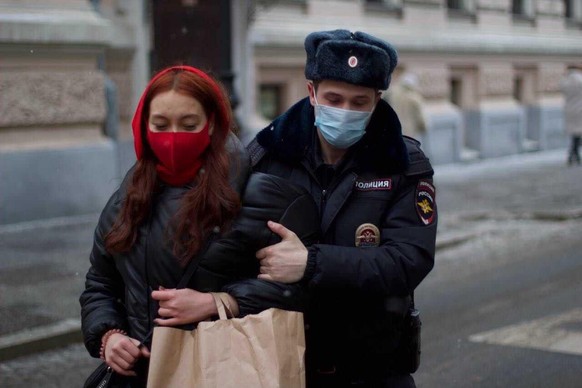 Polina Oleinikova wird von einem Polizisten abgeführt. Sie muss eine Nacht im Gefängnis verbringen. 