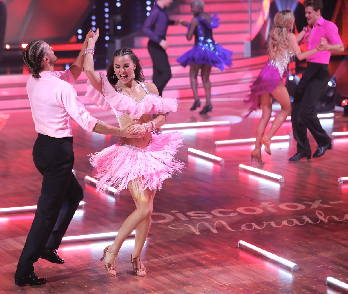 30.04.2021, Nordrhein-Westfalen, K�ln: Rurik Gislason (l-r), Fu�baller, und Renata Lusin, Profit�nzerin, Andrzej Cibis, Profit�nzer, Auma Obama, Autorin, Patricija Belousova, Profit�nzerin und Simon Z ...