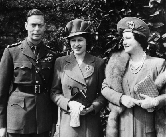Elizabeth, damals noch Prinzessin, mit ihren Eltern (Georg VI. und Elizabeth Bowes-Lyon), an ihrem 18. Geburtstag am 21. April 1944.