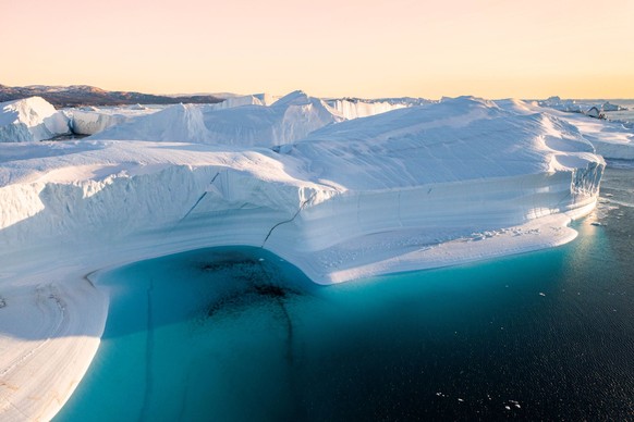 Luftaufnahme eines abgetauten Eisbergs bei der Qaasuitsup Kommune, Grönland.