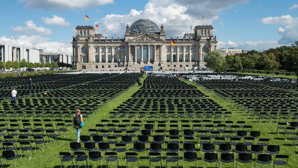 Mehrere Hilfsorganisationen haben mit rund 13.000 Stuehlen am Montag 07.09.2020 vor dem Bundestag in Berlin fuer die Aufnahme von mehr Fluechtlingen in Deutschland demonstriert. Foto: 10.000 schwarze  ...