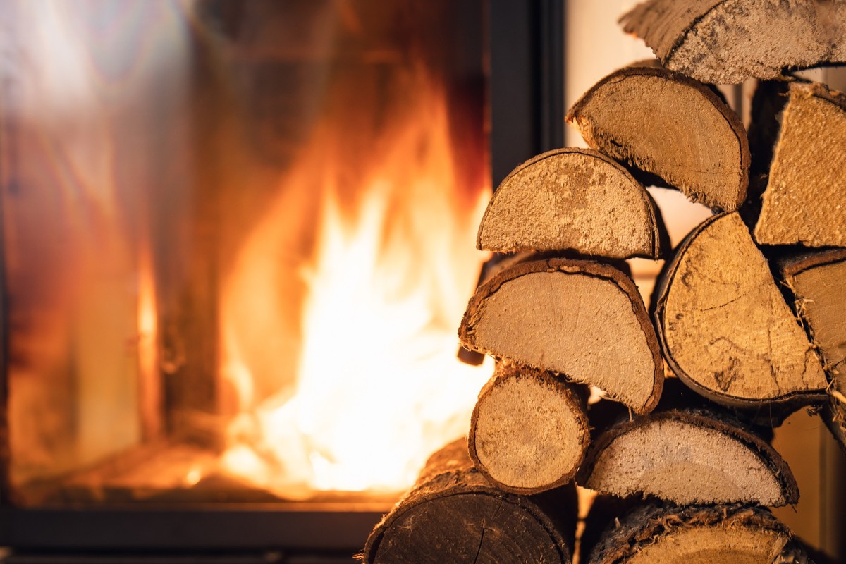 Heizen mit Holz ist gemütlich, verursacht aber auch Emissionen.