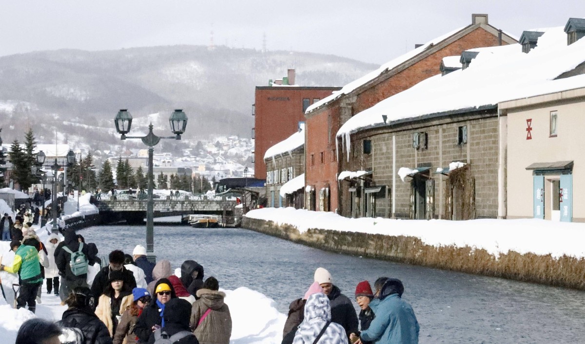 Otaru Canal in Hokkaido People visit Otaru Canal, a popular tourist spot, in Otaru, Hokkaido, northern Japan, on Feb. 4, 2025. PUBLICATIONxINxAUTxBELxBIHxBULxCZExDENxESTxFINxFRAxGEOxGERxGRExHUNxISLxIR ...