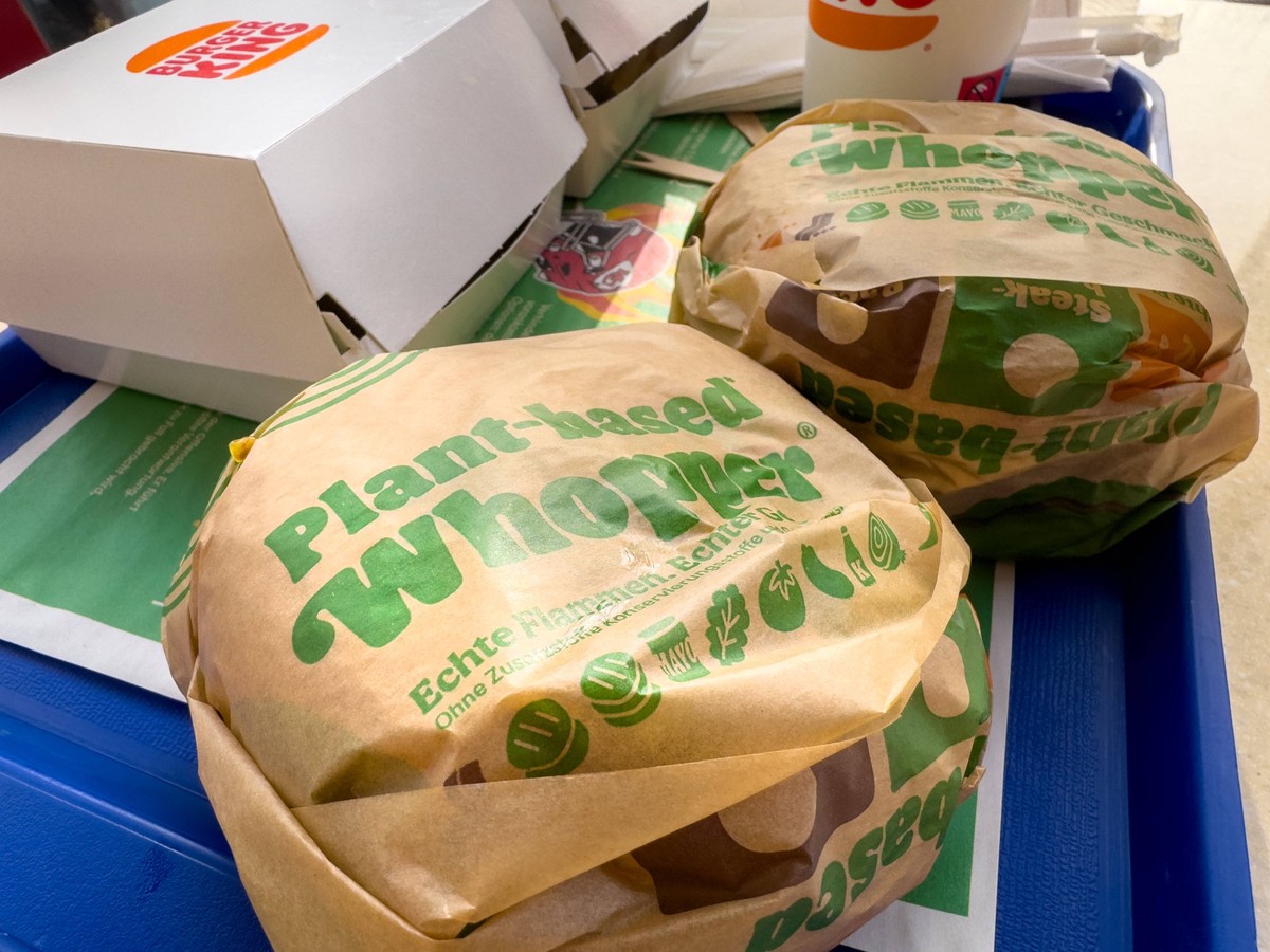 Bavaria, Germany - November 26, 2023: Plant Based Whopper at Burger King on a tablet, vegan meat substitute hamburger *** Plant Based Whopper bei Burger King auf einem Tablet, Veganer Fleischersatz Ha ...