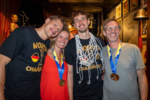 Basketball Manila Pasay 11.09.2023 FIBA Basketball World Cup 2023 Weltmeisterschaft der M�nner Finale Deutschland GER - Serbien SRB Deutschland ist Weltmeister Party nach dem Spiel in der Nacht im Hot ...