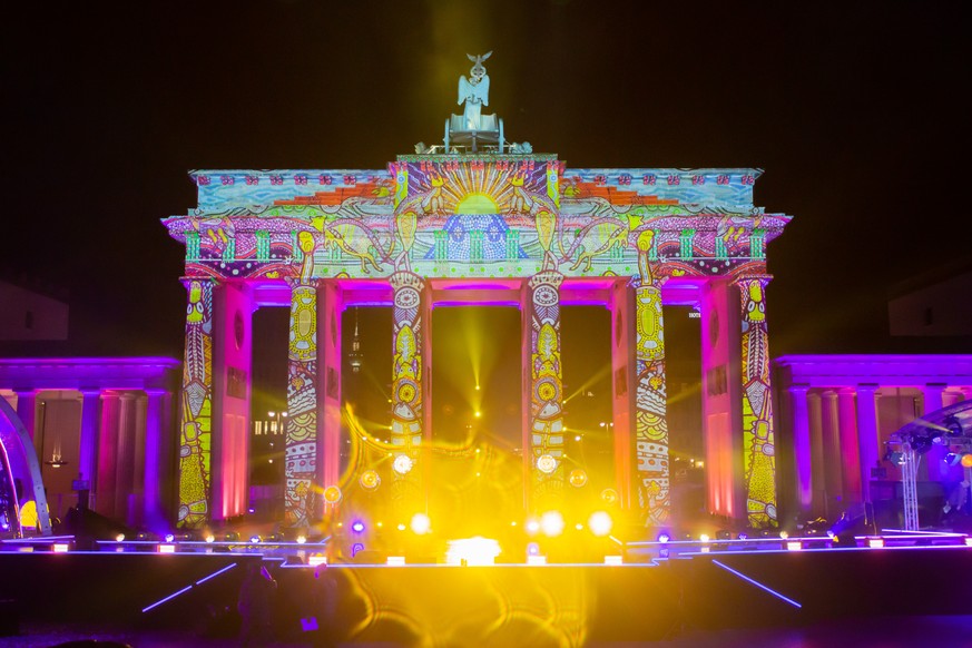 31.12.2020, Berlin: Eine Lichtprojektion ist bei der ZDF-Silvestershow