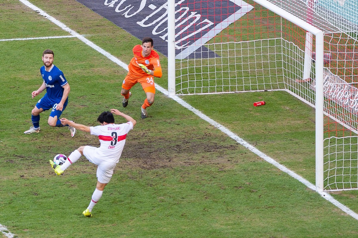 Tor zum 2:0 durch Wataru Endo VfB Stuttgart 03, Torschuss, Shkodran Mustafi FC Schalke 04 30, Michael Langer FC Schalke 04 34 VfB Stuttgart vs. FC Schalke 04, Fussball, Herren, 1.Bundesliga, 23. Spiel ...
