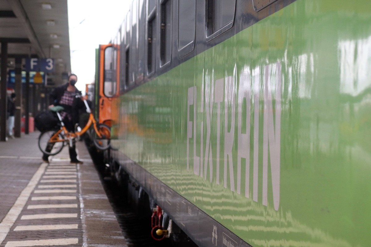 20.01.2023, Fulda, Hessen, GER - Reisende mit Fahrrad steigt in einen Flixtrain ein. Alltag, aussen, Aussenaufnahme, Bahn, Bahnhof, Bahnstation, Bahnsteig, Bahnverkehr, befoerdern, Befoerderung, deuts ...