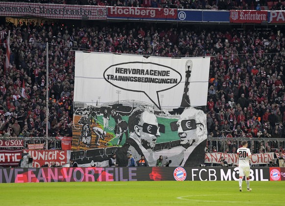 27.01.2019, Fussball 1. Bundesliga 2018/2019, 19. Spieltag, FC Bayern M�nchen - VfB Stuttgart, in der Allianz-Arena M�nchen. Freches und sehr kritisches plakat in der S�dkurve der Bayernfans gegen die ...