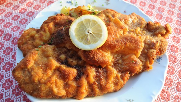 Der Mesnerwirt St Johann ist ein Bauernhaus mit Gastwirtschaft der oberbayerischen Gemeinde Siegsdorf, nahe Traunstein. Hier gibt es ueber die Grenzen von Bayern hinaus bekannte Wiener Schnitzel mit B ...