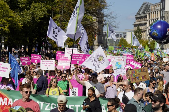 13. Globaler Klimastreik am 15. September 2023 von Fridays for Future in Berlin 13. Globaler Klimastreik am 15. September 2023 von Fridays for Future in Berlin, die Demonstration, vor dem Brandenburge ...