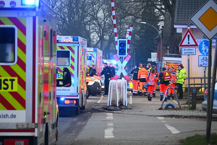 25.01.2023, Schleswig-Holstein, Brokstedt: Einsatzkräfte der Polizei und Rettungsdienste sind an einem Bahnübergang in der Nähe von Bahnhof Brokstedt im Einsatz. Bei einer Messerattacke in einem Regio ...