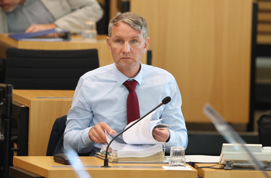 Björn Höcke, Fraktionsvorsitzender der AfD, sitzt im Plenarsaal des Thüringer Landtages. Auf Antrag der AfD Fraktion muss sich Thüringens Linke-Ministerpräsident Bodo Ramelow am 23.07.2021 im Landtag  ...