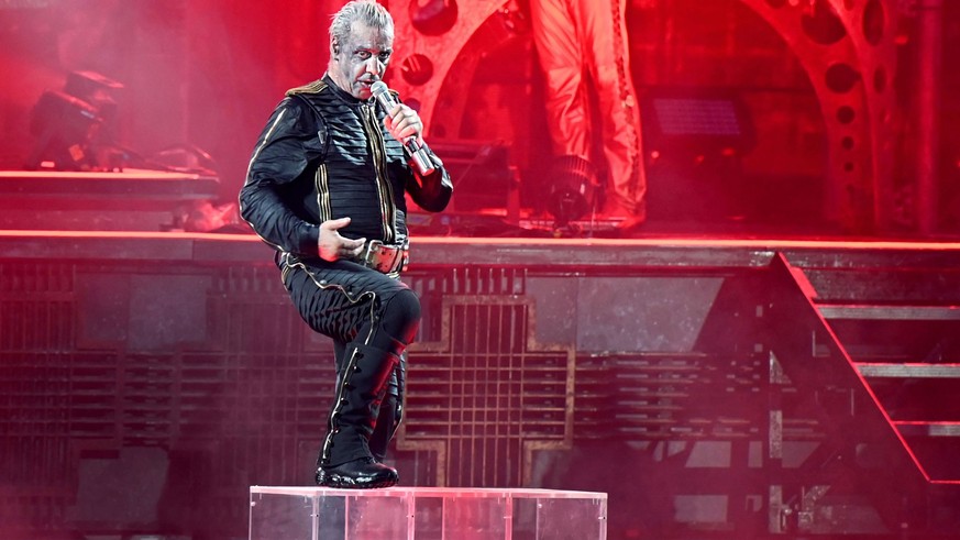 ARCHIV - 18.06.2022, Nordrhein-Westfalen, Düsseldorf: Till Lindemann, Frontsänger der Band Rammstein, steht im Rahmen der Deutschland-Tournee mit dem Album «Zeit» auf der Bühne. Die Berliner Band hat  ...