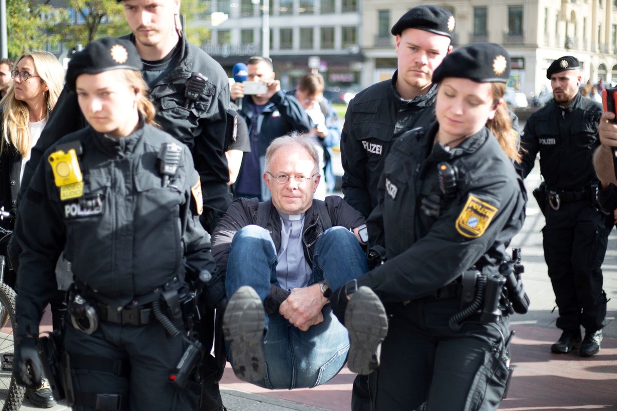 Klima-Aktivist*innen um Jörg Alt kleben sich auf die Straße Jesuiten Pater Jörg Alt wird abtransportiert. Am 28. Oktober 2022 blockierten Aktivist*innen, der Gruppen Scientists Rebellion, Extinction R ...