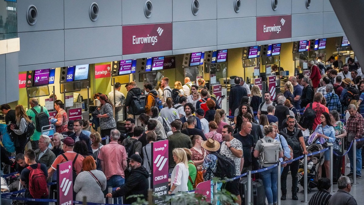 Flughafen D�sseldorf, Nordrhein-Westfalen, Deutschland, Symbolbild: Terminal, Check-in, Eurowings, Menschenmenge, Reisende, Warteschlangen, Abflugbereich, Informationsschalter, Gep�ckabgabe, Sicherhei ...