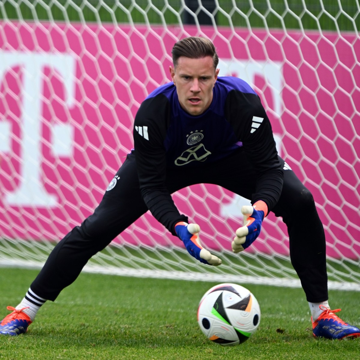 06.06.2024, Bayern, Herzogenaurach: Fußball: Nationalmannschaft, vor dem EM-Test gegen Griechenland, Training. Deutschlands Torwart Marc-Andre ter Stegen in Aktion während des Trainings. Foto: Federic ...