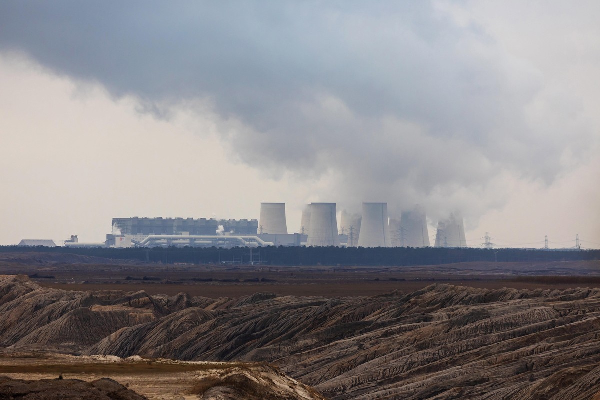 DEU/Deutschland/Brandenburg/Griessen, 18.11.2021, Braunkohletagebau Jaenschwalde mit Kraftwerk Jaenschwalde, Blick von Griessen ueber den tagebau zum Kraftwerk Jaenschwalde.