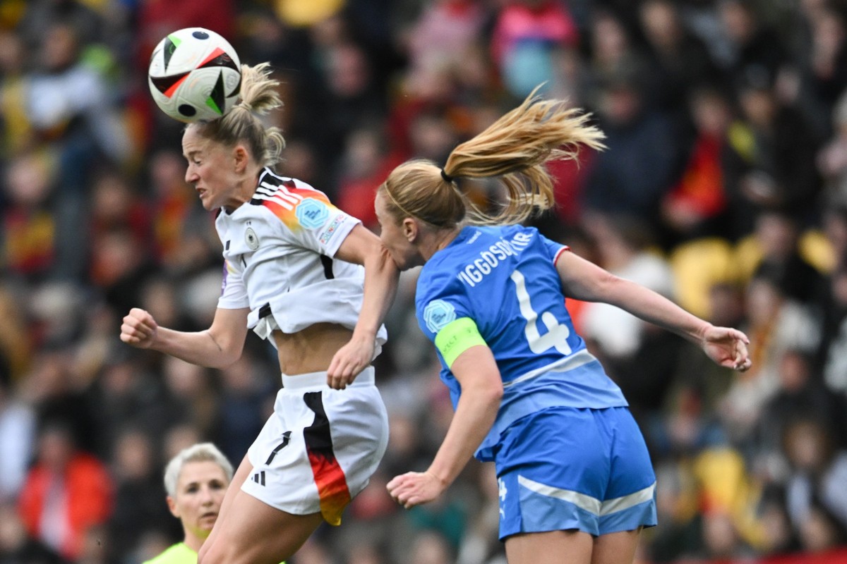 09.04.2024, Nordrhein-Westfalen, Aachen: Fußball, Frauen: EM-Qualifikation, Deutschland - Island, Liga A, Gruppe 4, 2. Spieltag, Tivoli. Deutschlands Lea Schüller (l) gegen Islands Glódís Viggósdóttir ...