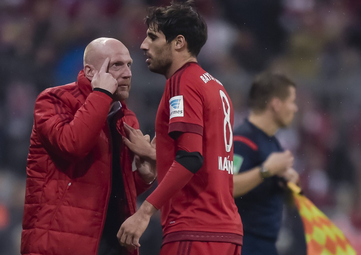 Sportvorstand Matthias Sammer (Bayern) spricht mit Javi Martinez (Bayern) und legt den Finger an die Stirn waehrend dem Fussball Bundesliga Spiel FC Bayern Muenchen gegen VfL Wolfsburg am 6. Spieltag  ...