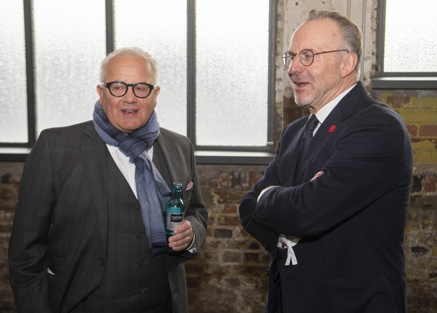 Fußball: Bundesliga, Neujahrsempfang der Deutschen Fußball Liga (DFL). Fritz Keller, DFB-Präsident, und Karl-Heinz Rummenigge (r), Vorstandsvorsitzender der FC Bayern München AG, stehen zusammen.