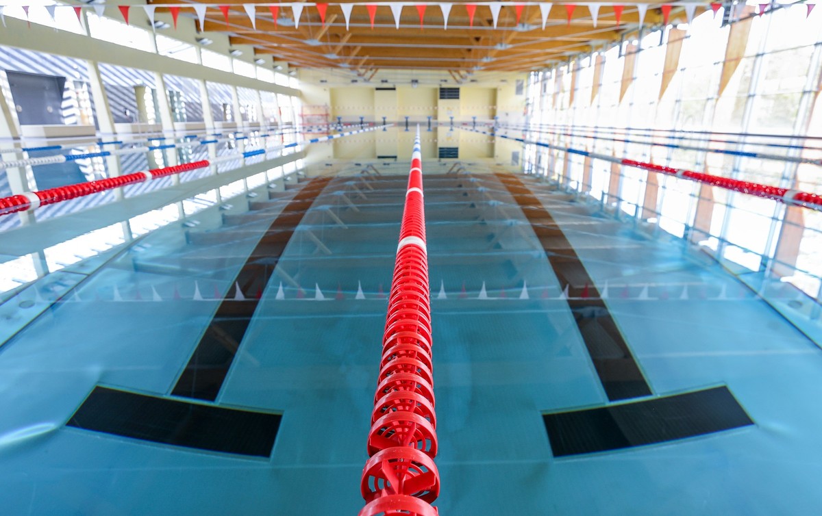 ARCHIV - 02.11.2020, Sachsen, Leipzig: Die Schwimmhalle «Sportbad an der Elster». Wegen der Energie-Krise müssen sich Besucher öffentlicher Schwimmbäder auf kühlere Wassertemperaturen einstellen. Viel ...