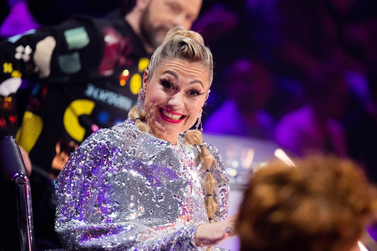 06.05.2023, Nordrhein-Westfalen, K�ln: Ruth Moschner aus dem Rateteam sitzt am Ratepult im Finale der Prosieben-Show &quot;The Masked Singer&quot;. Foto: Rolf Vennenbernd/dpa +++ dpa-Bildfunk +++