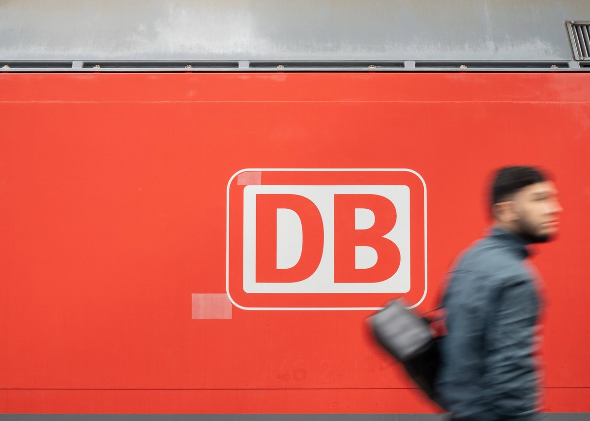 Eine Lokomotive der Deutschen Bahn im Hauptbahnhof M