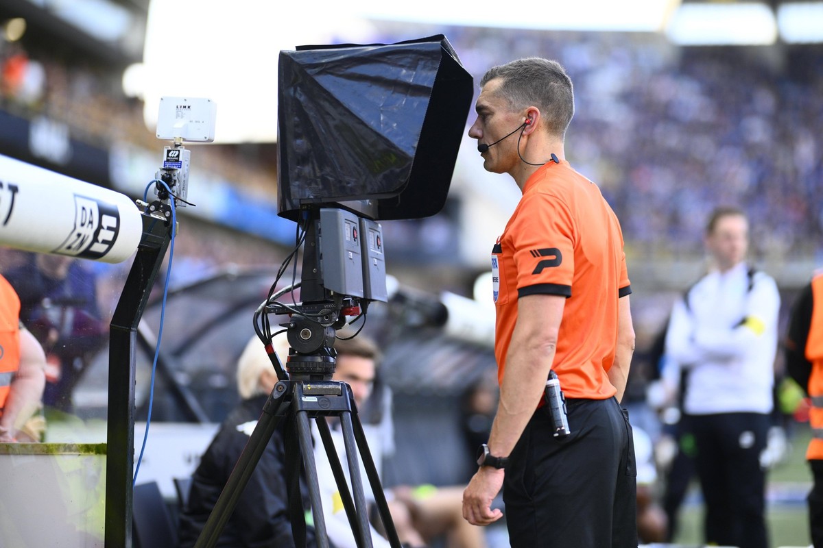 Club Brugge v Cercle Brugge - Jupiler Pro League Champions Play-Off BRUGGE, BELGIUM - MAY 26 : referee Lardot Jonathan looks at the VAR screen during the Jupiler Pro League Champions Play-Off match be ...