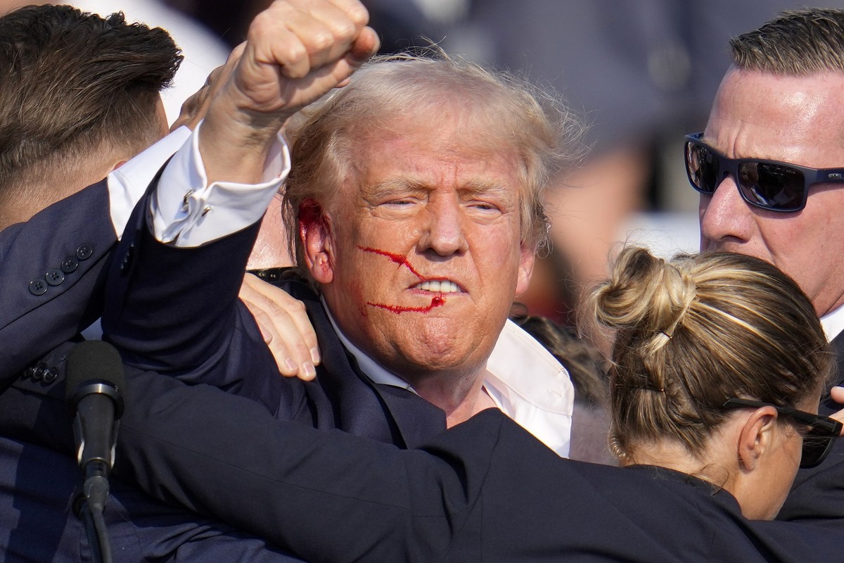 13.07.2024, USA, Butler: Der ehemalige US-Präsident Donald Trump reagiert nach einem Attentat auf einer Wahlkampfveranstaltung. Foto: Gene J. Puskar/AP +++ dpa-Bildfunk +++