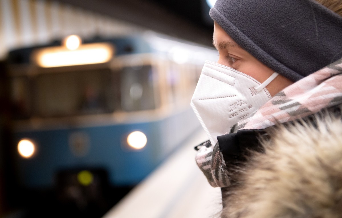 ARCHIV - 12.01.2021, Bayern, M�nchen: Ein Frau mit FFP2-Maske wartet in einer U-Bahnstation auf die Bahn. Seit Samstag ist die Pflicht zum Tragen von Gesichtsmasken im �ffentlichen Personennahverkehr  ...