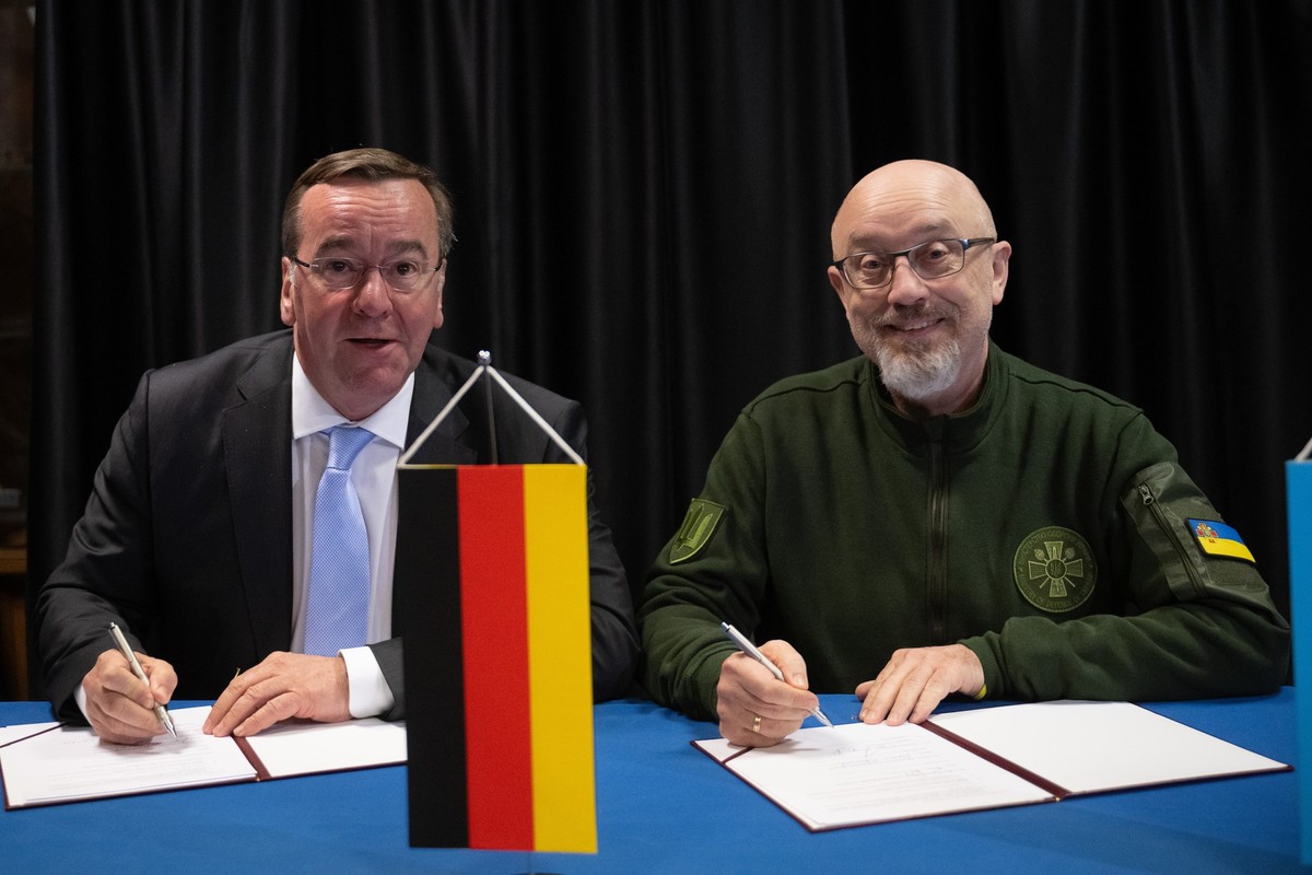 21.04.2023, Rheinland-Pfalz, Ramstein-Miesenbach: Boris Pistorius (SPD, l), Deutscher Verteidigungsminister, sitzt bei der Unterzeichnung einer Absichtserkl�rung zwischen Deutschland und Polen �ber di ...