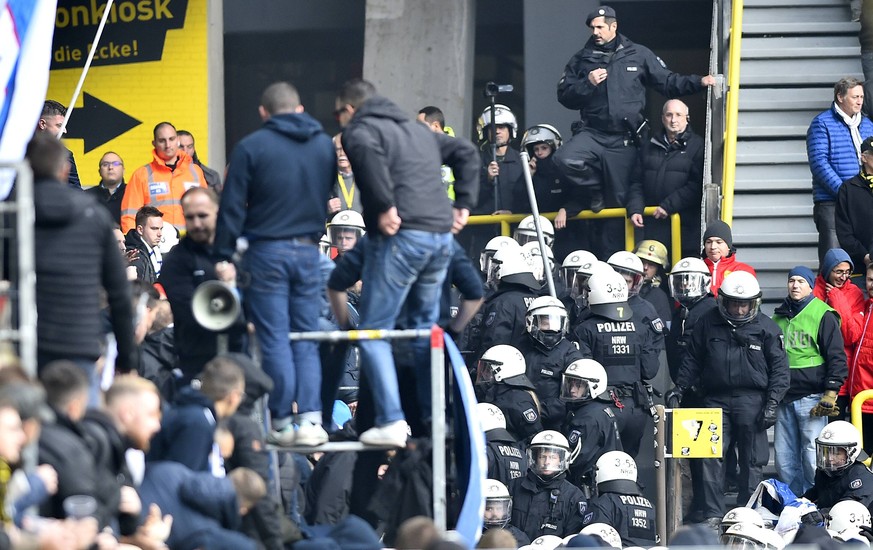 Dortmund, Germany 27.10.2018, 1. Bundesliga, 9. Spieltag, BV Borussia Dortmund - Hertha BSC Berlin, Polizeieinsatz im Hertha Fan Block ( DeFodi521 *** Dortmund Germany 27 10 2018 1 Bundesliga 9 Matchd ...