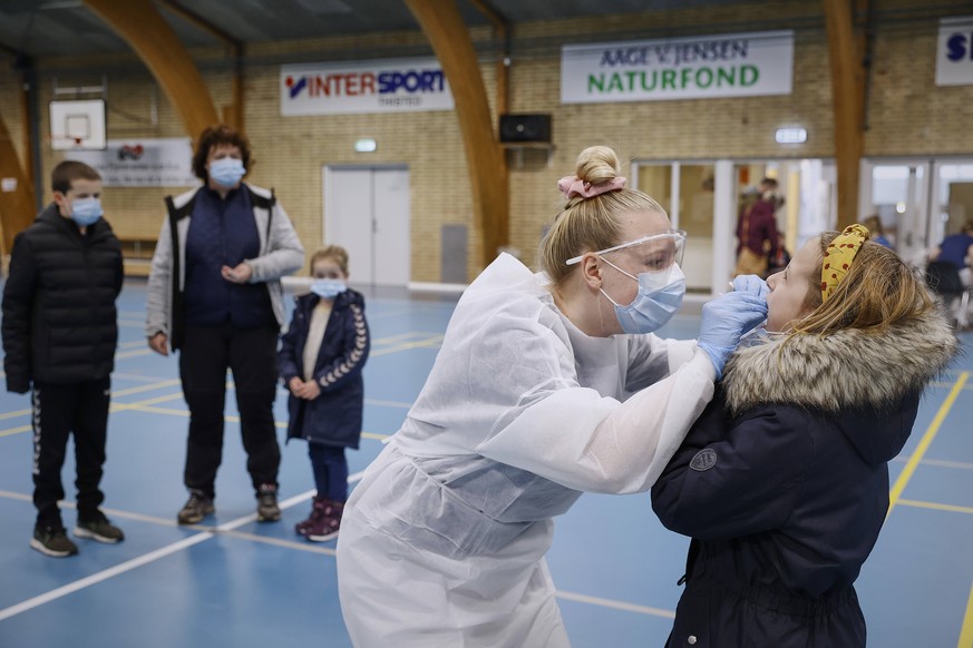 Testcenter i Hannaes Hallen i Vesloes mandag den 9. november 2020. Myndighederne har sat ind med massiv covid-19 testning i Nordjylland efter en farlig mutation af virus i mink skaber frygt for at fre ...
