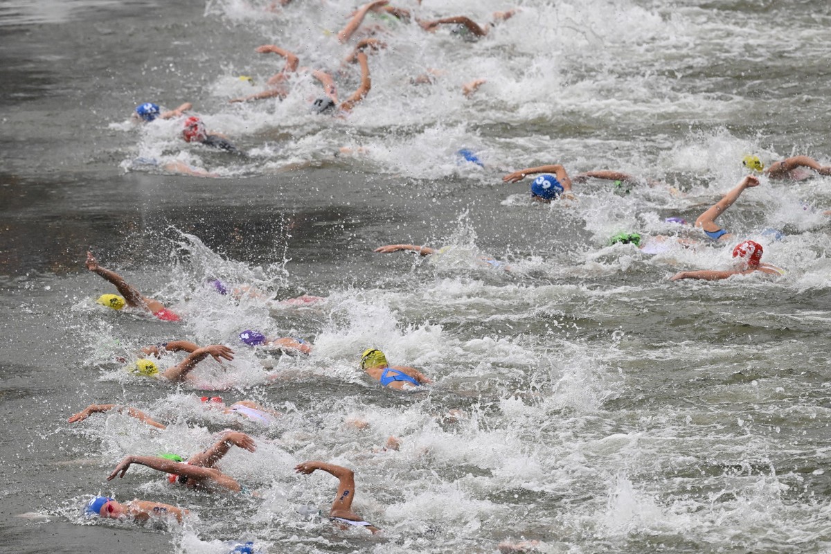 ARCHIV - 31.07.2024, Frankreich, Paris: Olympia, Paris 2024, Triathlon, Olympische Distanz (1,5 km Schwimmen, 40 km Radfahren, 10 km Laufen), die Triathletinnen schwimmen im Wasser der Seine. (zu dpa: ...