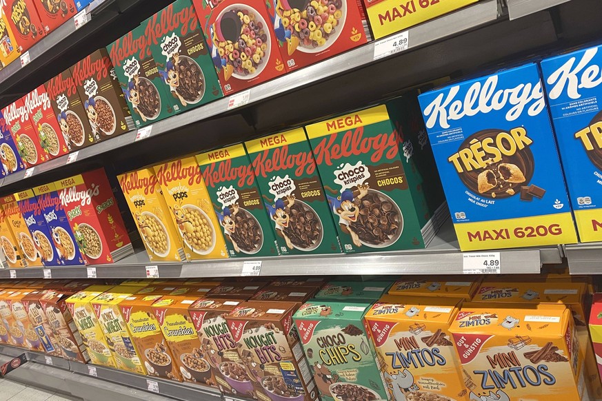 Kellogs Cerealien in einem Supermarktregal. Fruehstuecksflocken, Fruehstueckscerealien oder Zerealien sind Getreideprodukte, die mit Wasser, Fruchtsaft, Kuh- oder Pflanzenmilch aufgegossen werden und  ...