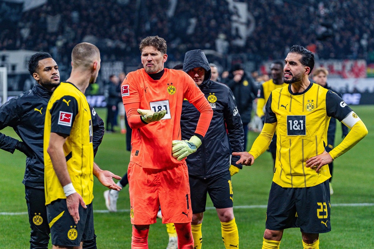 17.01.2025, Eintracht Frankfurt vs. Borussia Dortmund, 1. Bundesliga, 18. Spieltag Diskussionen vor der Fankurve bei Emre Can Borussia Dortmund, 23 und Gregor Kobel Borussia Dortmund, 1 Waldemar Anton ...